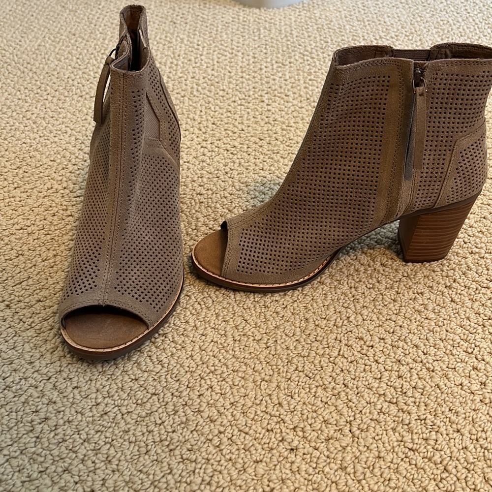 NWOT TOMS Open Toe Woven 3” Heel Bootie with zip side